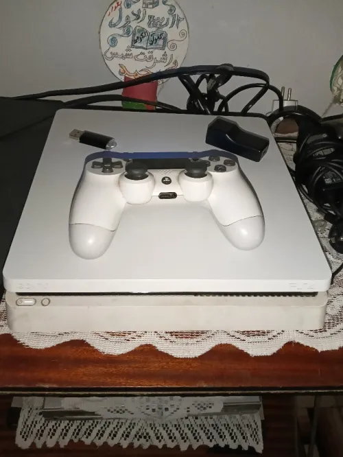 Ps4 slim édition blanche en ligne version 13.52