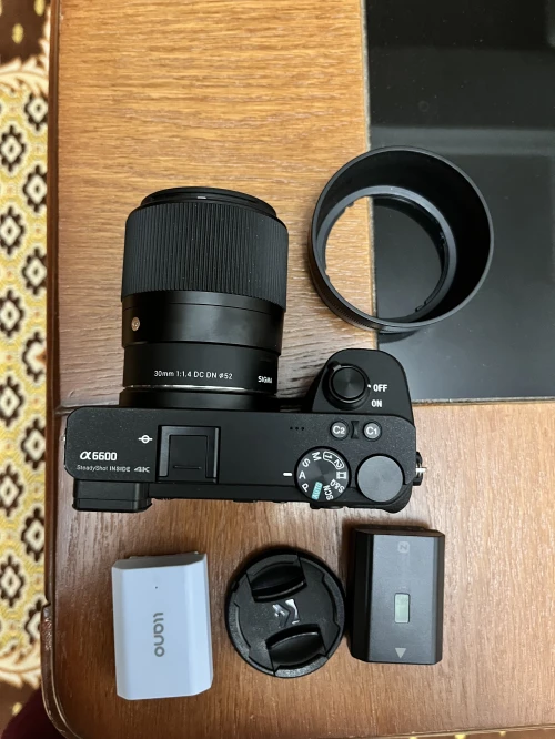 Sony a6600 + objectif sigma 30mm f 1.4 + 2 batteries