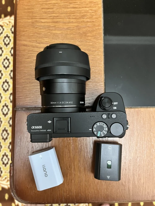 Sony a6600 + objectif sigma 30mm f 1.4 + 2 batteries