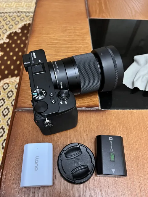 Sony a6600 + objectif sigma 30mm f 1.4 + 2 batteries