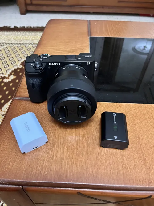 Sony a6600 + objectif sigma 30mm f 1.4 + 2 batteries