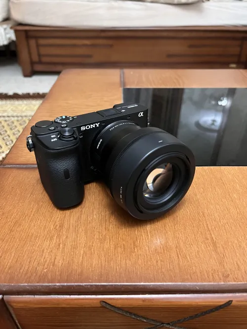 Sony a6600 + objectif sigma 30mm f 1.4 + 2 batteries