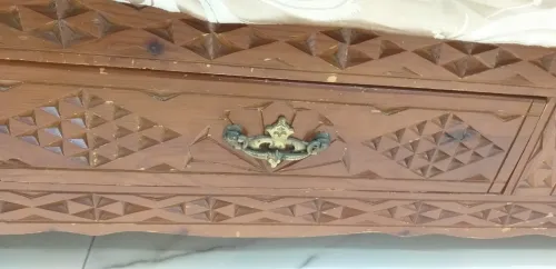 canapé en bois sculté