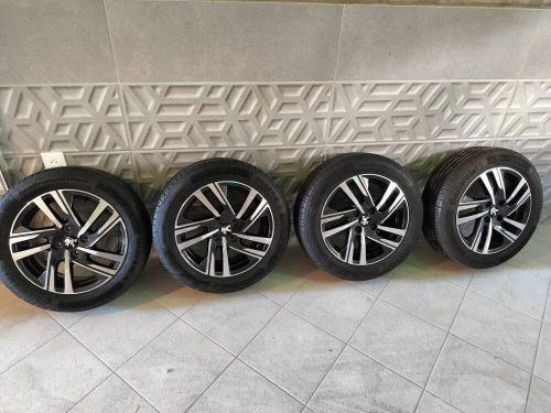 4 pneux avec jantes d'origine Peugeot 208 Allure
