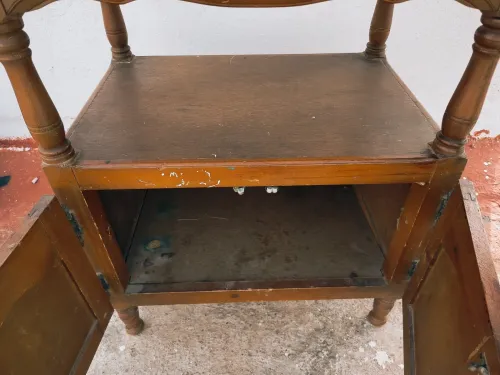 Meuble en bois avec rangement 