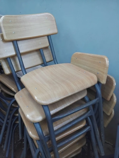 Tables avec chaises et tableaux 