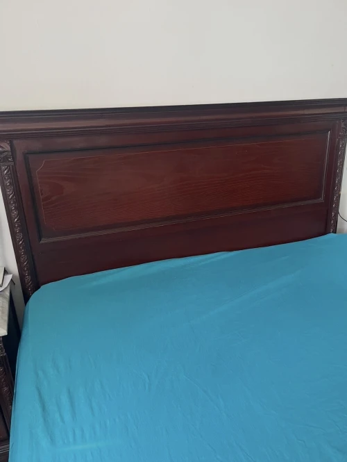 Lit 2 places + 2 tables de nuit + banc 3 places