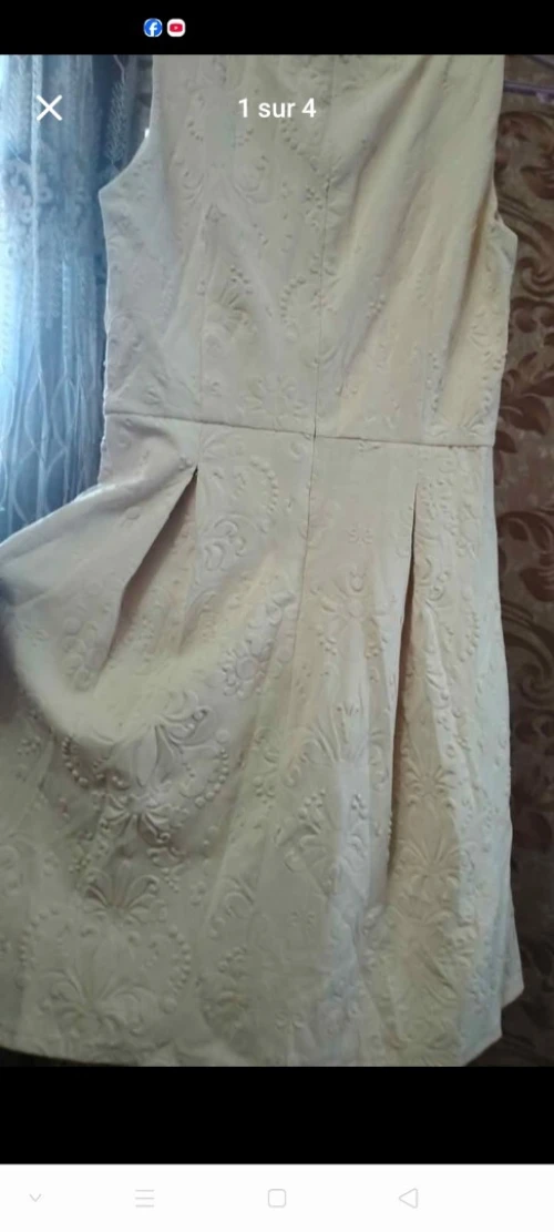 Robe courte simple et chic (France)