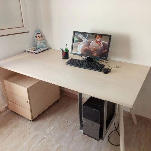 bureau avec un bon qualité de bois et un micro ordinateur