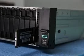 Serveur Rackable 2U HP ProLiant DL 380 G10  2 x CPU Xeon 4208   32GB 1 x Disque Dur SSD 1,92 To U.2 NVMe ENTREPRISE HDD 1,2TB SAS 10K 6G/s  4 Ports Ge Contrôleur Raid P408i  2 x  500W SOUS EMBALLAGE