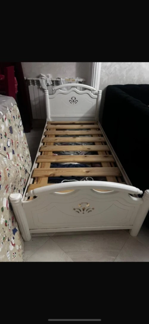 2 Lits blanc une place et demi avec matelas orthopédique très bon état