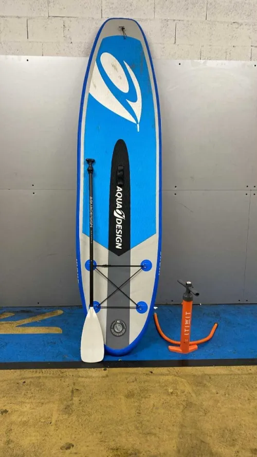 stand-up paddle gonflable de la marque Aqua Design.