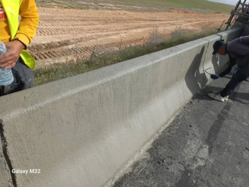 Travaux de béton extrudé avec une machine glissant