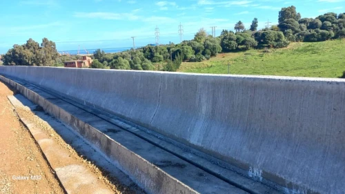 Travaux de béton extrudé avec une machine glissant