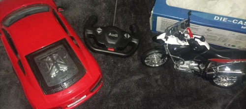 Miniature Audi R8 V10 et GS bmw 1200 ADV