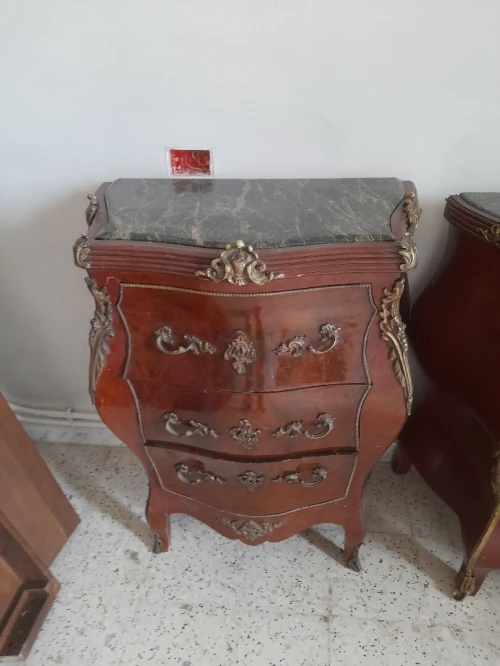 Chiffonnier En Bois Noble Style Louis XV Finition Marbré Orné De Cuivre