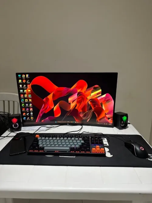 Pc : i5 6600 + rx580 8gb + 1 tb SSD + 16gb ram Ecran: z edge 27 pouce - 180hz - 1ms - incurvé