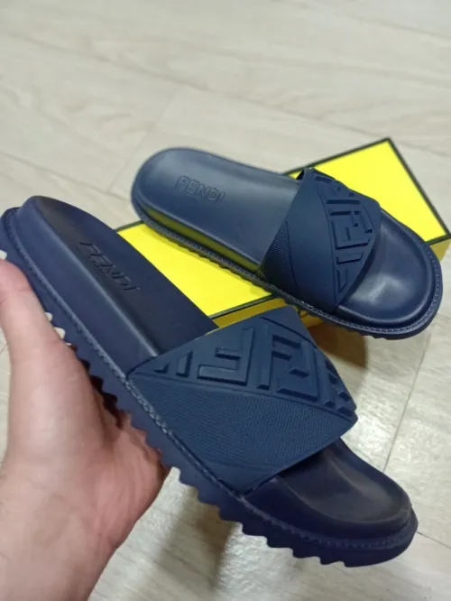 Claquettes fendi