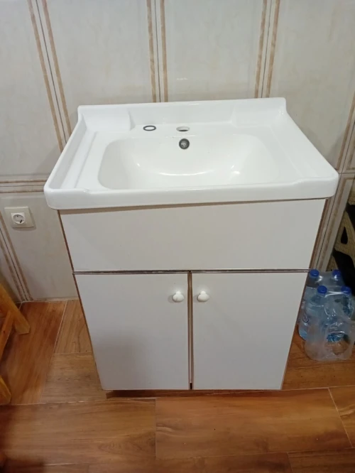 à vendre un évier en marbre de couleur blanche  avec des pieds et  son meuble avec deux portess tiroirs et tablettes pour rangement  trés bonne état comme presque neuf  vu l'entretient