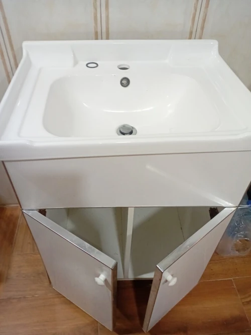 à vendre un évier en marbre de couleur blanche  avec des pieds et  son meuble avec deux portess tiroirs et tablettes pour rangement  trés bonne état comme presque neuf  vu l'entretient