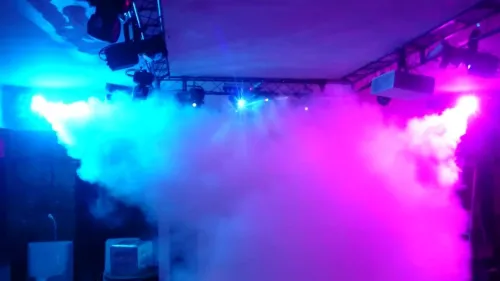 location et instalation jeux de lumiére et sonorisation et machine à fumée