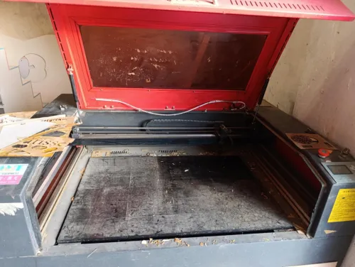 آلة قطع بالليزر GIANT LASER MACHINE