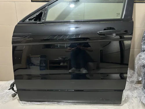 Porte chauffeur Range Rover évoque noir