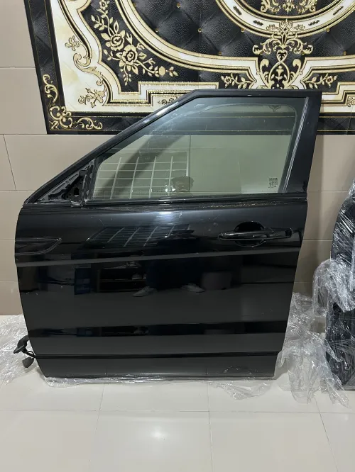 Porte chauffeur Range Rover évoque noir