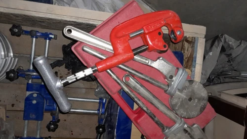 Marteau-piqueur Bosch / 2 cintreus 14et 16 /cofferet emboitur virax/coup quiver virax