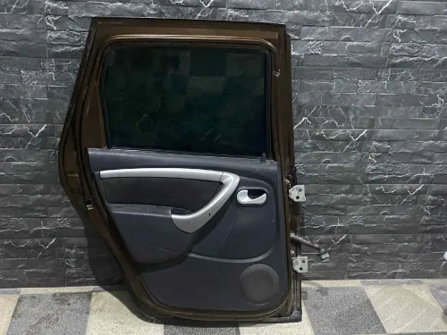 Porte arrière côté gauche dacia Duster Maron d'origine 