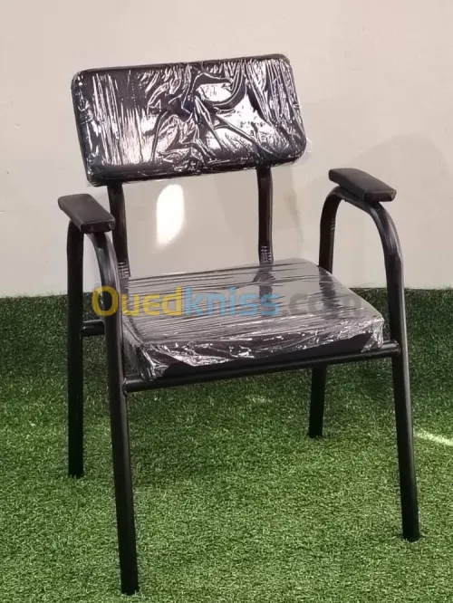 تشكيلة متنوعة من الكراسي  والطاولات