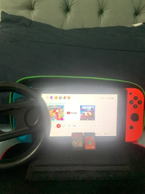 Nintendo switch avec 2 CD (Mario carte 8 delux et Mario odessy) avec une pochette et un volon pour Mario carte