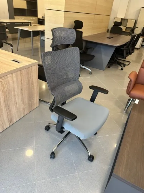 Chaise opérateur ergonomique  haut de gamme importation avec Repose-tête ajustable et Accoudoirs 3D réglables