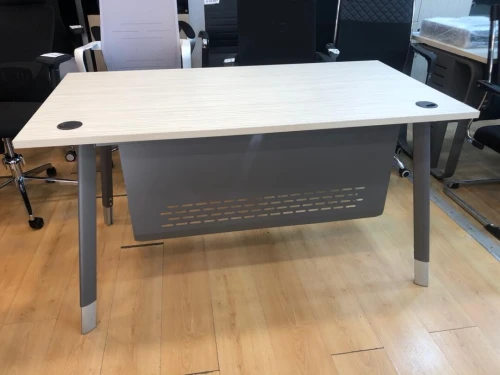 Bureau moderne et fonctionnel avec piètement métallique réglable disponible en 1m20, 1m40 et 1m60 