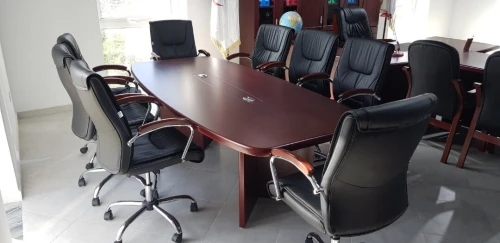 Table de réunion moderne en MDF avec repose-mains en similicuir et passe-câbles intégrés