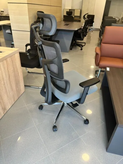 Chaise opérateur ergonomique  haut de gamme importation avec Repose-tête ajustable et Accoudoirs 3D réglables