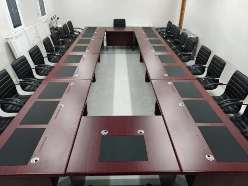 Table de réunion moderne en MDF avec repose-mains en similicuir et passe-câbles intégrés