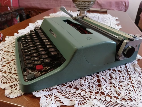 MACHINE A ECRIRE OLIVETTI LETTERA 32
