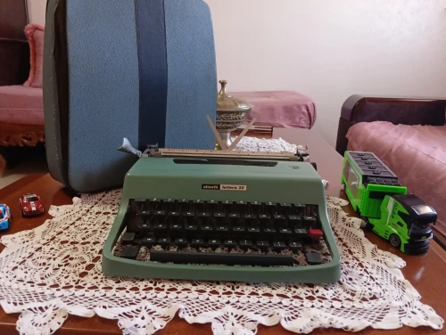 MACHINE A ECRIRE OLIVETTI LETTERA 32
