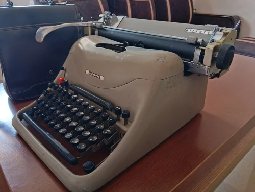 MACHINE A ECRIRE OLIVETTI