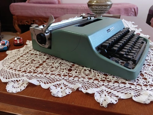 MACHINE A ECRIRE OLIVETTI LETTERA 32