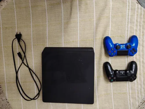 PS4 Slim Tres Propre 2 Manettes Originales Pate Thermique Neuve Prix : 40 000 DA (4 Millions)