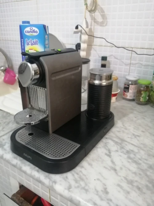 Machine à café Nespresso citiz et milk bon état