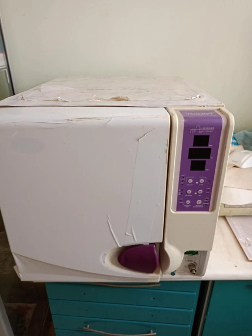 Fauteuil dentaire avec table et autoclave 