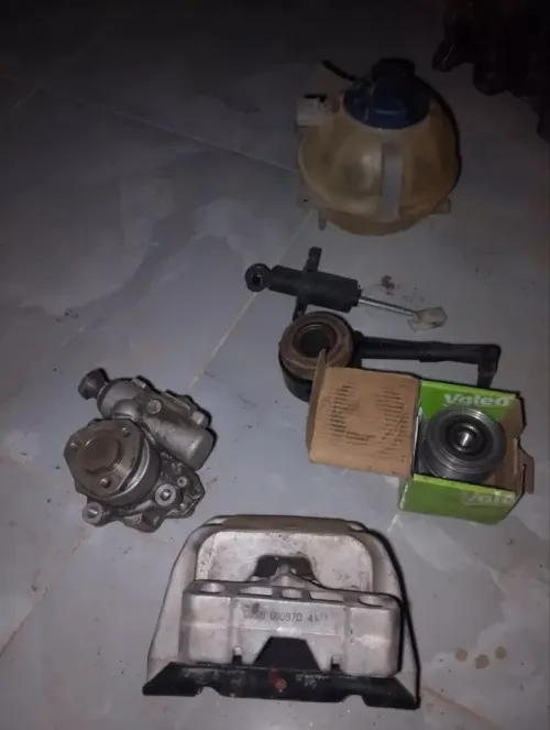 Moteur et Quelque pieces détachée golf 4  bonne occas