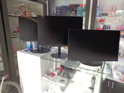 des ecran LENOVO ThinkVision ORIGINAL 24 pouce / Sans encadrement / IPS / 1920x1200 /DP /HDMI /VGA
