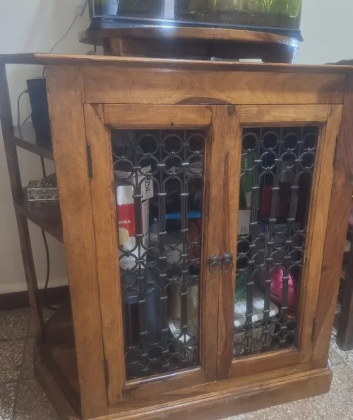 Meuble en bois massif avec portes en fer forgé
