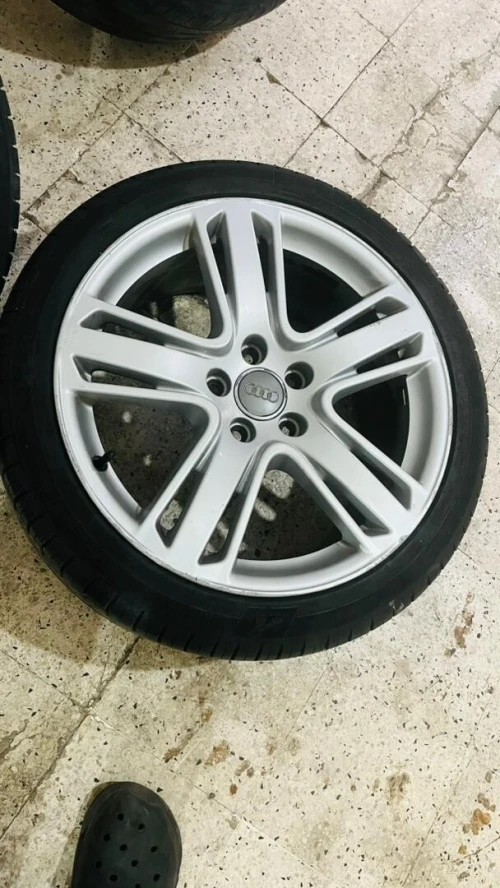 Jantes Audi origine + pneus 100% de vie bon état