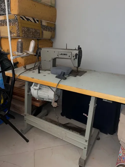 Une machine a coudre