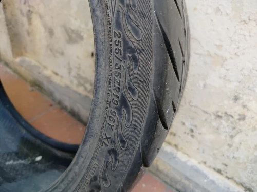 Pneus 255 35 R 19